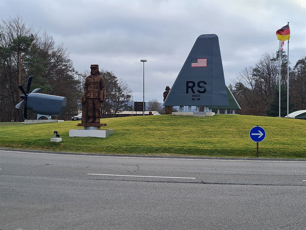 Blick auf die aufgebauten Flugzeug Modell-Komponenten im Kreisel Ramstein.