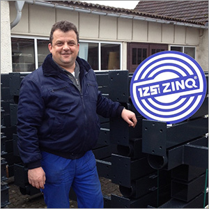 Seite Kunden Testimonials Logo Altdoebern Stahlbau mit 125 Jahre ZINQ Logo